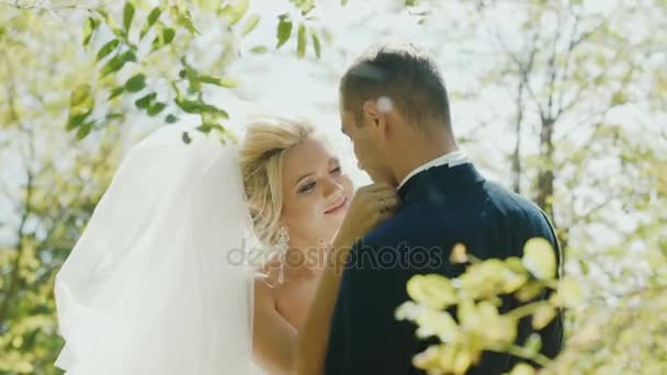 Couple de mariage romantique se baignant au soleil. Ils se regardent. — Video