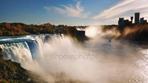 Niagara řeka při západu slunce blízko Niagarských vodopádů. Paprsky slunce osvětluje vodopád, plachty lodi na řece — Stock video
