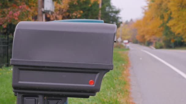 Unrecognizable man hands picks up the mail from the mailbox — Stock Video