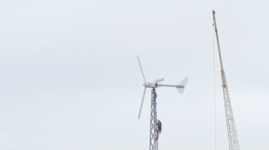 Tehlikeli bir meslek. İş kule Rüzgar jeneratörü tırmanıyor.