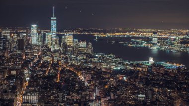 ABD, New York City, Manhattan hava panorama cityscape manzarası. Şehrin gece, otomobil, uçak ve gemi Nehri üzerinde trafik ışıkları