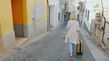 İspanya Avrupa eski şehrin dar sokakta kadın turizm seyahat çantası gezici ile gider