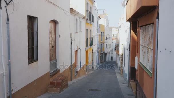 Une rue étroite typique de la vieille ville médiévale en Europe. Vidéo POV — Video