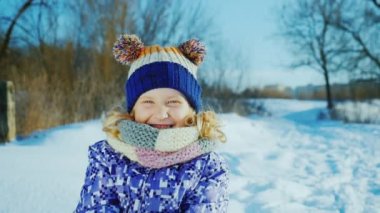 5 yaşındaki kız sevinir kış. Kar atar ve gülüyor