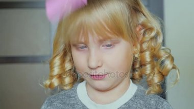 Sarışın kız 5 yıl Rüzgar curlers kullanarak saç