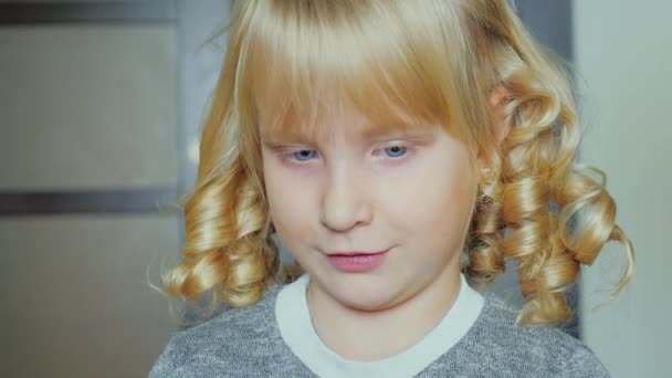 Ξανθό κορίτσι 5 ετών ανέμου τα μαλλιά με σίδερα — Αρχείο Βίντεο