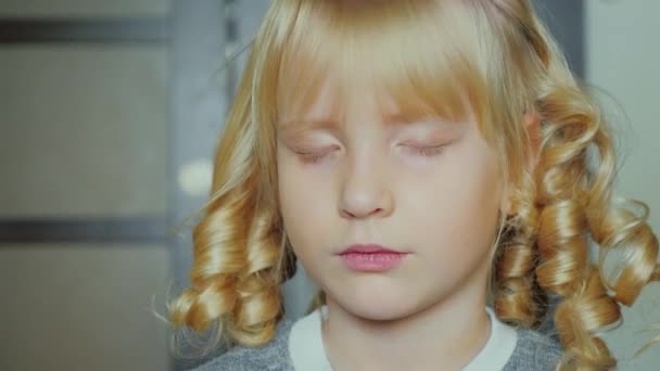 NY χτενισμένα ξανθιά κοπέλα κτυπήματα. Ετοιμαζόμαστε για διακοπές παιδική — Αρχείο Βίντεο