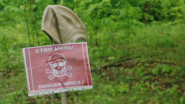Plattan med inskriptionen i ryska och engelska "fara - gruvor" — Stockvideo