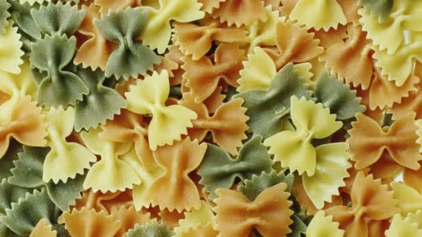 Draaien van de pasta van verschillende kleuren in de vorm van een boog — Stockvideo