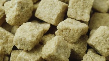 Rafine edilmemiş kahverengi şeker. Küpleri döndürme