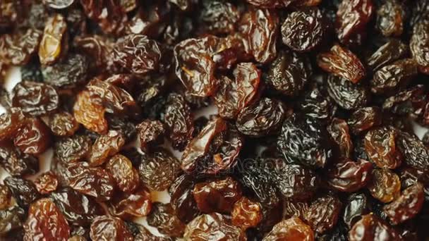 Beaucoup de raisins secs tournent. Aliments sucrés — Video