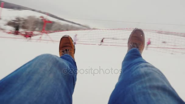 POV Video - descenso rápido o caída con las montañas cubiertas de nieve. En la imagen piernas visibles, todo gira . — Vídeos de Stock