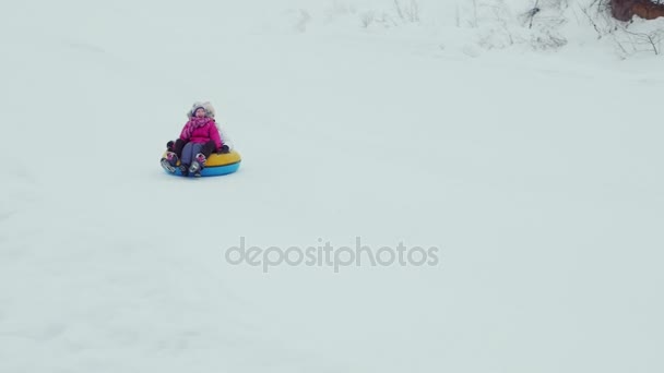 冬天好玩-油管。母亲和女儿骑了白雪覆盖的山坡上. — 图库视频影像