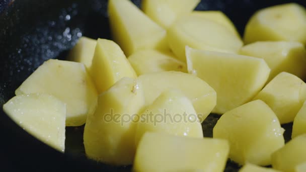 Cozinhar batatas. Pedaços de comida fritos em óleo. Comida saborosa, mas não saudável — Vídeo de Stock