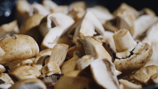 Champignons frit dans une poêle. Cuisiner de délicieux aliments et ingrédients de pizza 