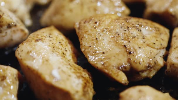 Tranches juteuses de viande de poulet avec des épices frites dans une poêle — Video