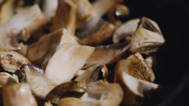 Slices of delicious fresh mushrooms fried in a pan. delicious cooking. Panning shot — Stock Video