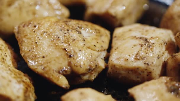 La viande de poulet légèrement frite est cuite dans une poêle. Sous elle bout la graisse — Video