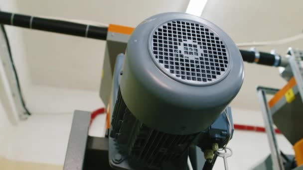 산업용 압축기 모터입니다. 파이프 된 액체를 능가 한다 — 비디오