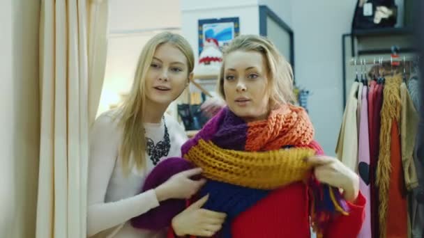 Two friends try on things in a clothing store. Look in the mirror — Stock Video