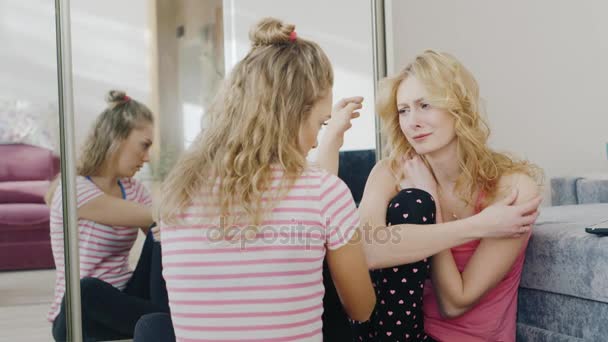 Una giovane donna che consola un'amica sconvolta e piange. Problemi di sostegno e amicizia di adolescenti e donne — Video Stock