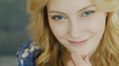 Close-Up genç beyaz bir kadın. Mavi gözlerle. O gülümseyen ve kameraya flört