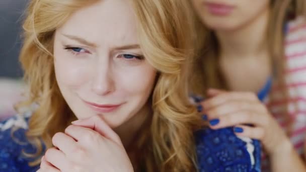 Junge schöne Frau weint. Es beruhigt Freundin. Konzept - Probleme in der Familie, bei Freunden, Unterstützung — Stockvideo