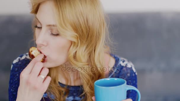 Mujer joven come dulces, primer plano — Vídeos de Stock