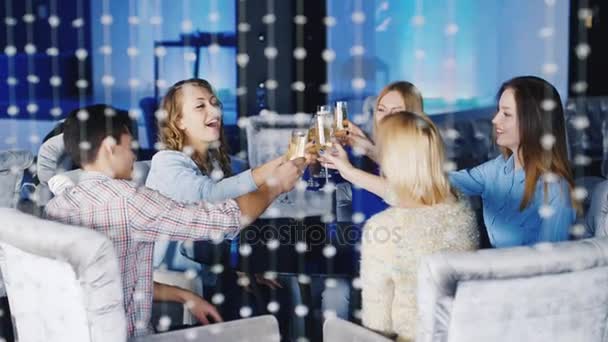 Groupe de jeunes amis se relaxant dans un café ou un club. Assis à la table, buvez du champagne ou des verres à vin — Video