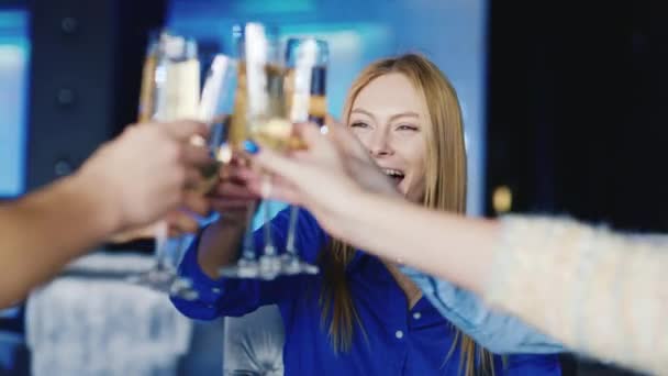 Νέα ελκυστική γυναίκα χαλάρωσης με τους φίλους σας σε ένα εστιατόριο, τσουγκρίζουν τα ποτήρια, πίνουν κρασί ή σαμπάνια — Αρχείο Βίντεο