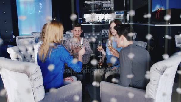 Para celebrar el evento. Grupo de jóvenes bebiendo vino de copas en la cafetería — Vídeos de Stock