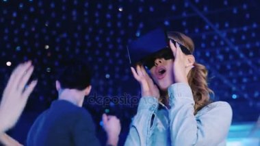 Yeni teknolojiler. Kadın kask sanal gerçeklik bir gece kulübünde dans