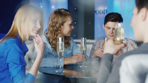 Skupina mladých přátel relaxační v kavárně. Dobrý čas, obschayutsya, pití vína, si svůj smartphone — Stock video
