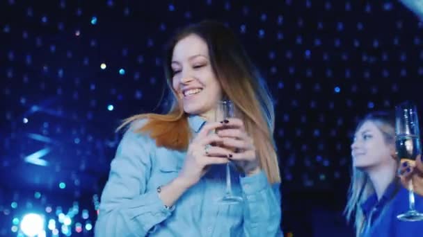 Νεαρή γυναίκα Καυκάσιος χορό σε ένα νυχτερινό κέντρο διασκέδασης με Ocala κρασί στο χέρι. Λέσχη διακοπές, έχουν μια καλή στιγμή με τους φίλους σας — Αρχείο Βίντεο