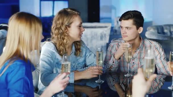 Группа друзей отдыхает в кафе, разговаривает, пьет вино — стоковое видео