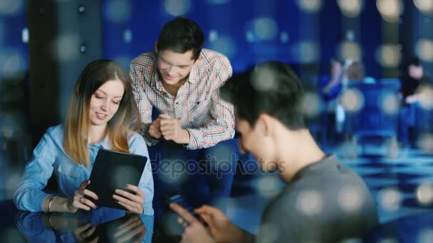 Mladí lidé na dovolené v kavárně, celou řadu zařízení a tablet. Volný čas a digitální technologie — Stock video