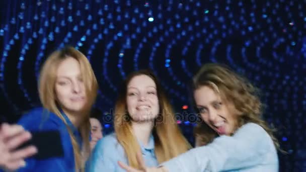 Jovens relaxando em uma discoteca. Dançando, rindo, fazer selfie — Vídeo de Stock