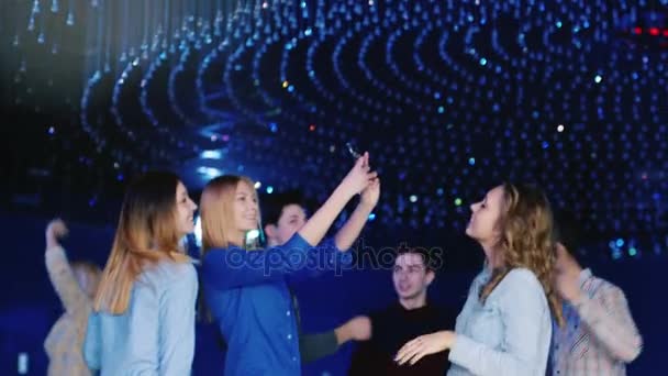 Jovens dançando em um clube de discoteca. Rindo, faça selfie — Vídeo de Stock