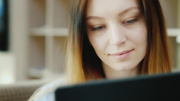 Μια νεαρή γυναίκα Καυκάσιος διαβάζοντας ένα δισκίο. Πορτρέτο της ημέρας — Αρχείο Βίντεο