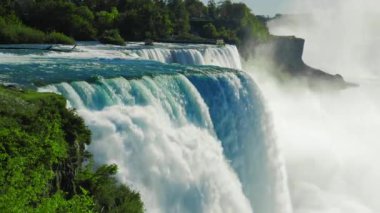 Niagara Falls baharda, dünyanın dört bir yanından gelen turistler arasında popüler bir yer. Amerikan yan görünümden. ProRes Hq 422 10 bit video