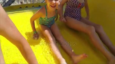 Aile eğlenceli su kaydırağı vardır. Birlikte onlar aşağı tartılır inerler, ailesiyle birlikte 6 yaşında kız