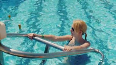 Genç kadın havuz vücutta eğitiyor. Açık havada, sağlıklı ve aktif yaşam tarzı Su Jimnastiği