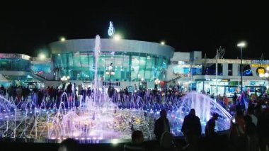 Sharm el Sheikh, Mısır, Mart, 2017: bir kalabalık turist Soho Meydanı'nda bir renk aydınlatma ile ünlü şarkı Çeşmede bak. Su akıntısı yangında bir flaş