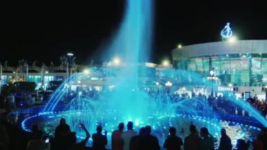 Sharm el Sheikh, Mısır, Mart, 2017: Soho Meydanı'nda parlayan bir çeşme. Bir kalabalık turist güzel gösteri hayran, renkli su jetleri arka planı fotoğrafı