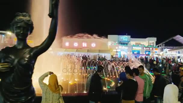 Sharm el Sheikh, Egipto, marzo de 2017: Steadicam disparó Un lugar popular entre los turistas de todo el mundo es una fuente de canto con iluminación en la Plaza del Soho . — Vídeos de Stock