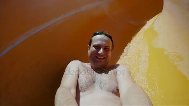 젊은 남자는 비디오에서 자신을 이륙 물 롤러 코스터 타고. 멋진 휴가 및 아쿠아 공원에 있는 재미 — 비디오