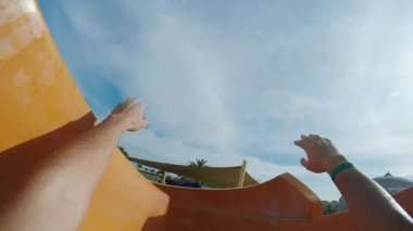 Su Parkı içinde kalan, su kaydırağı üzerinden hızlı bir iniş. POV video