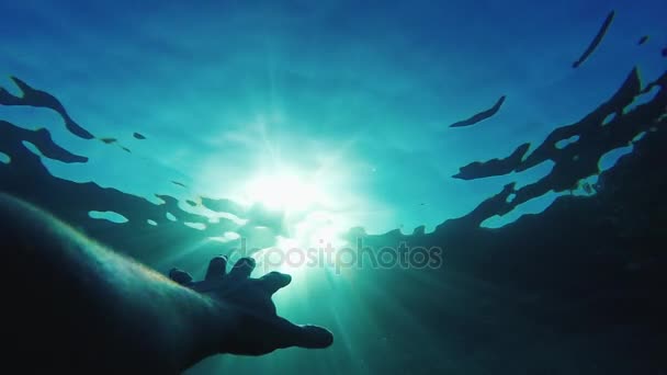 Reicht die Hand des Mannes der Sonne unter dem Wasser entgegen. Konzept - Hoffnung, Rettung, Warten auf Hilfe. — Stockvideo