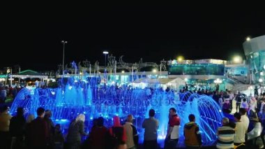 Sharm el Sheikh, Mısır, Mart, 2017: Soho Meydanı'nda şarkı çeşme hayran turistler bir kalabalık. Meşale yangın su akışları üzerinde yanıp söner.
