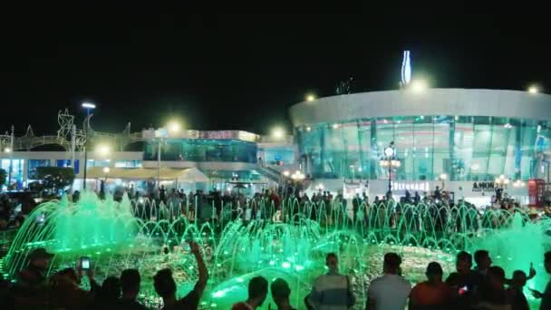 Sharm el Sheikh, Egypt, březen 2017: populární pohled mezi turisty z celého světa je Zpívající fontána s osvětlením v Soho Square. Steadicam shot — Stock video